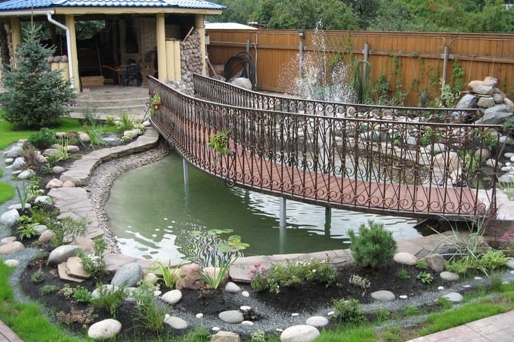 bassin-jardin-faire-soi-même-galets-décoratifs-gravier-pont-métallique