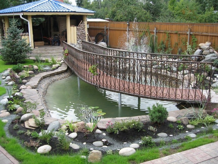 bassin-jardin-faire-soi-même-galets-décoratifs-gravier-pont-métallique