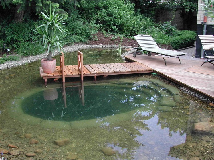 bassin-jardin-pierre-déco-naturelle-ponton-bois-chaise-longue