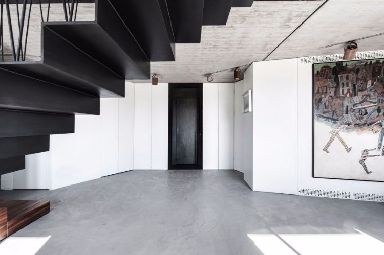 béton-ciré-sol-lambris-armoires-blanches-escalier-intérieur-acier-noir