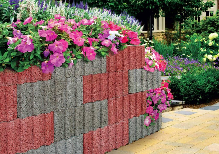 blocs béton creux-gris-rouge-jardinière-pétunias
