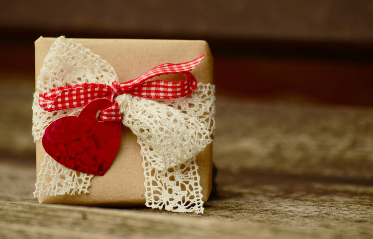 cadeau-fête-mères-papier-emballage-dentelle-crochet