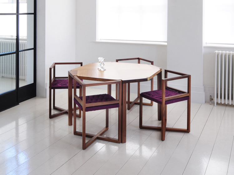 chaises-salle-manger-design-bois-massif-table-asymétrique-sol-bois-blanc