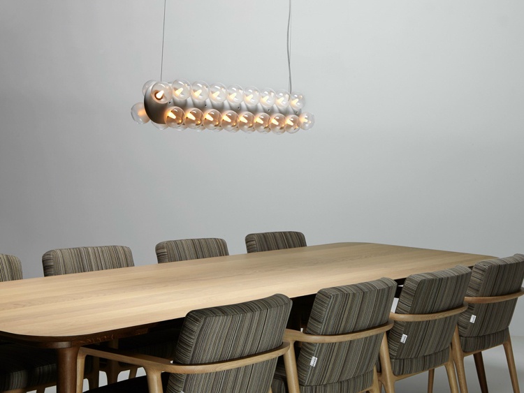 chaises-salle-manger-design-bois-massif-tissu-rayé-luminaire