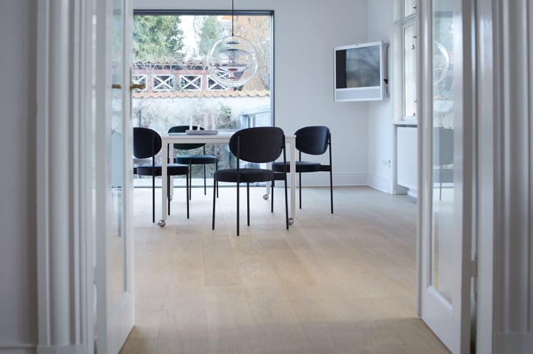 chaises-salle-manger-moderne-dossier-noir-sobre-minimaliste