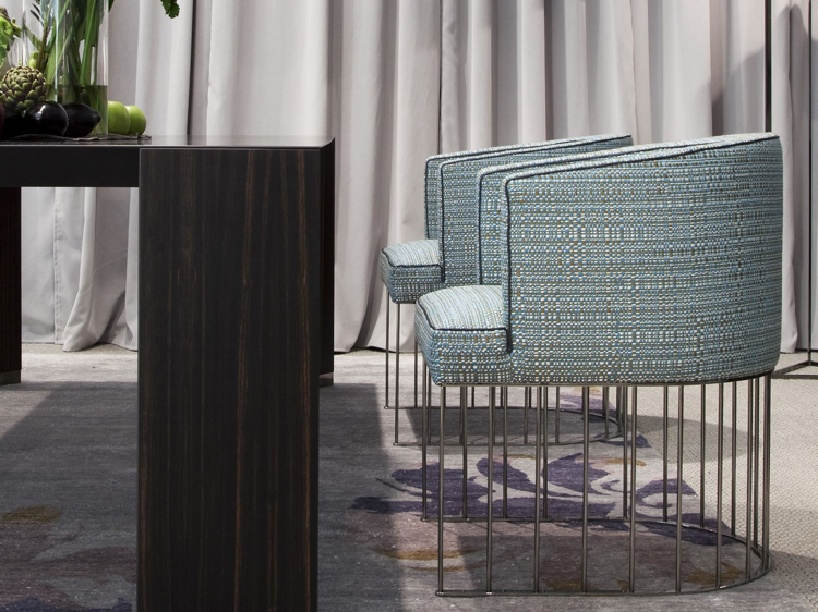 chaises-salle-manger-métallique-tissu-bleu-tapis-design