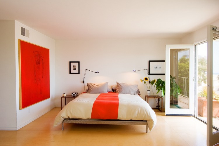 chambre-cosy-peinture-blanche-lit-bas-tableau-design-rouge-parquet-massif