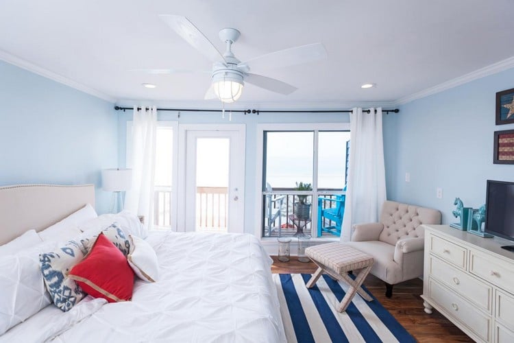 chambre-cosy-plafond-blanc-neige-literie-tapis-rayé-peinture-bleu-ciel