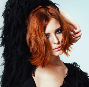 cheveux-cuivre-reflet-orange-effet-coupe-coute-carré-maquillage-yeux