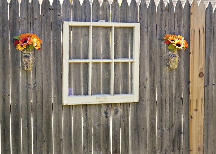 comment décorer sa clôture de jardin en bois cadre-ancienne-fenêtre-fleurs