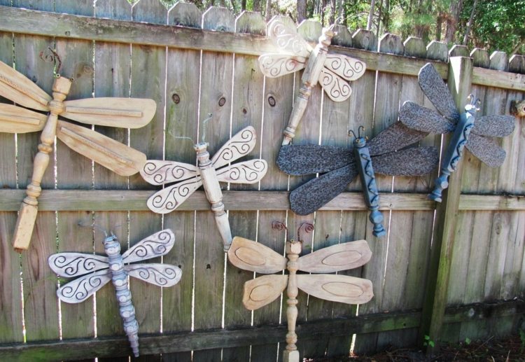 comment décorer sa clôture de jardin en bois libellules-bois-faites-main
