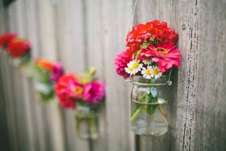 comment-décorer-clôture-jardin-bois-pots-verre-suspendu-vases-fleurs