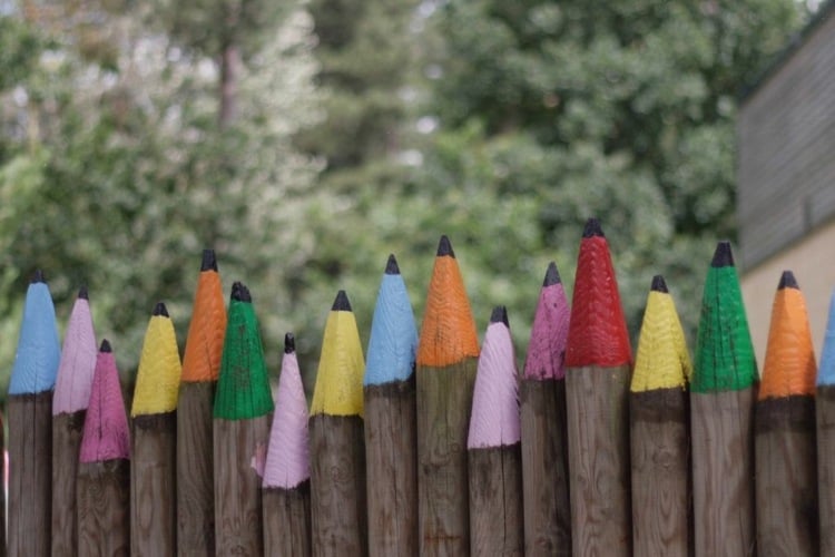 comment décorer sa clôture de jardin en bois simili-crayons-géants