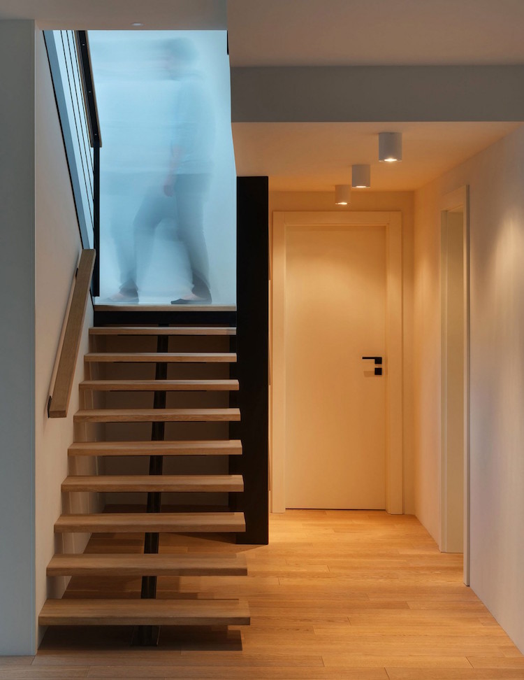 couloir-maison-sol-parquet-chaleureux-marches-escalier-bois-massif