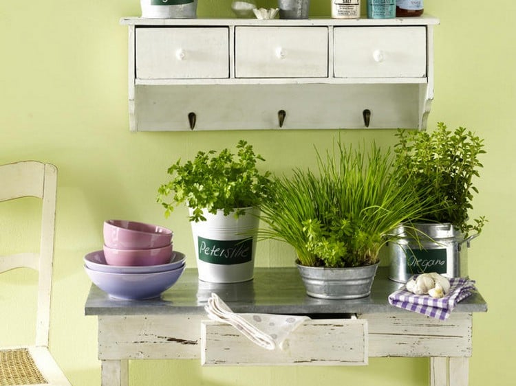 déco-cuisine-herbes-aromatiques-pots-métalliques-peinture-verte