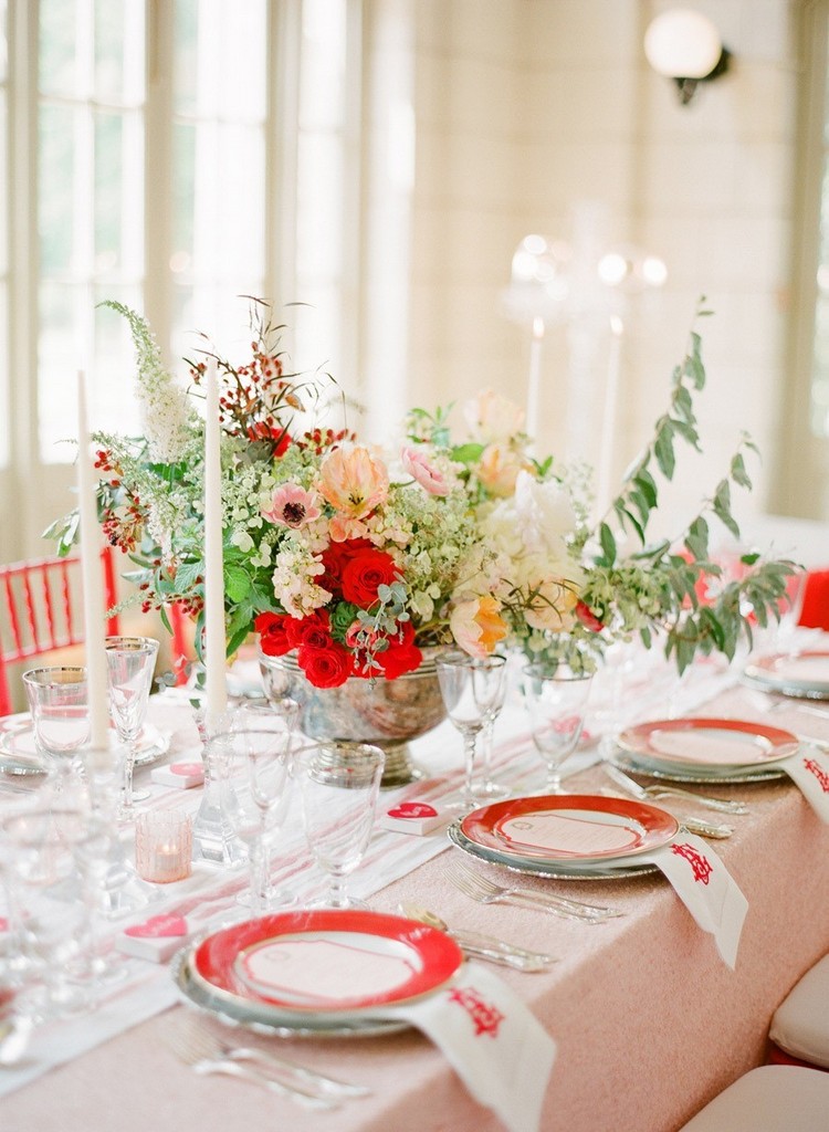 décoration de table assiettes-porcelaine-rouge-blanc-fleurs
