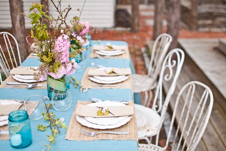 décoration-table-nappe-bleu-chemin-tressé-chaises