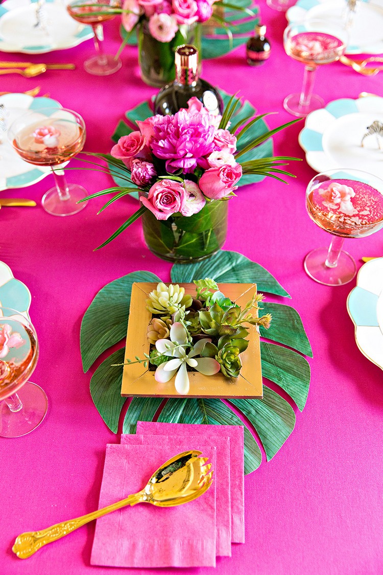 décoration-table-nappe-rose-fuchsia-dessous-assiettes-feuilles