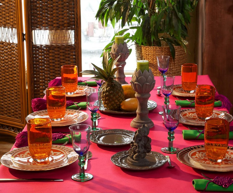 décoration-table-nappe-rouge-assiettes-tropique