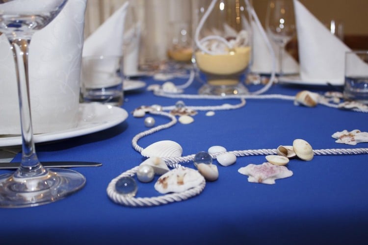 décoration-table-thème-marin-nappe-bleu-marine