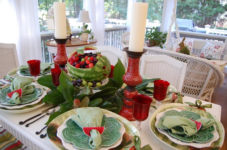 décoration-table-été-couleurs-vives-assiettes-vertes