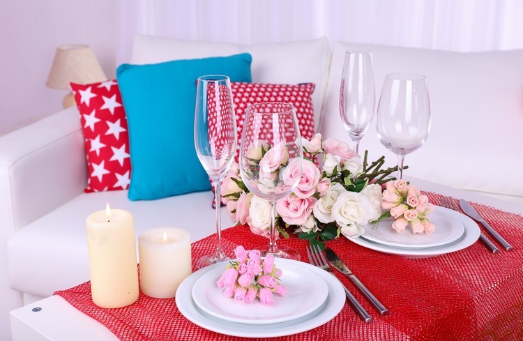 décoration-table-été-festif-nappe-rouge-assiettes