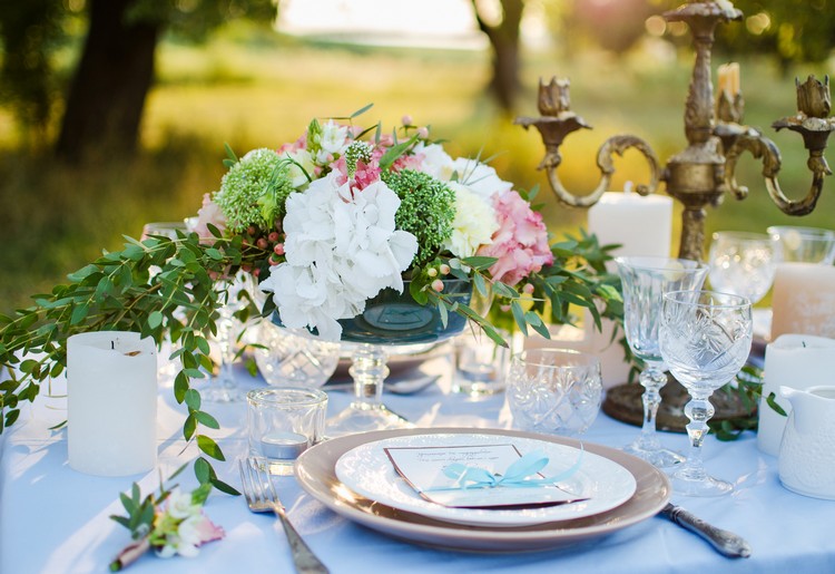 décoration-table-été-fleurs-nappe-bleu-bougie