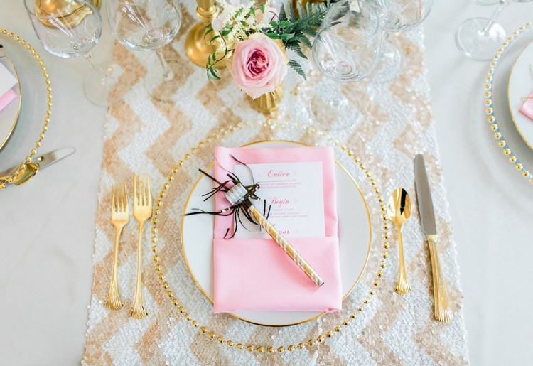 décoration-table-été-romantique-rose-blanc-or