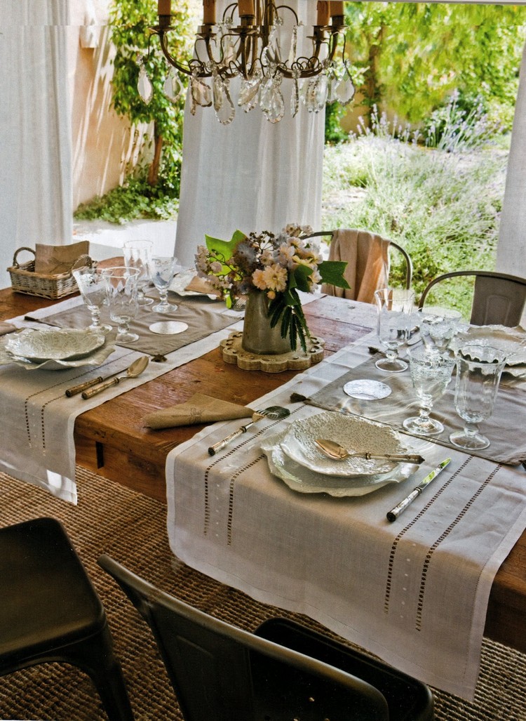 décoration de table été-rustique-chemin-blanc-assiettes