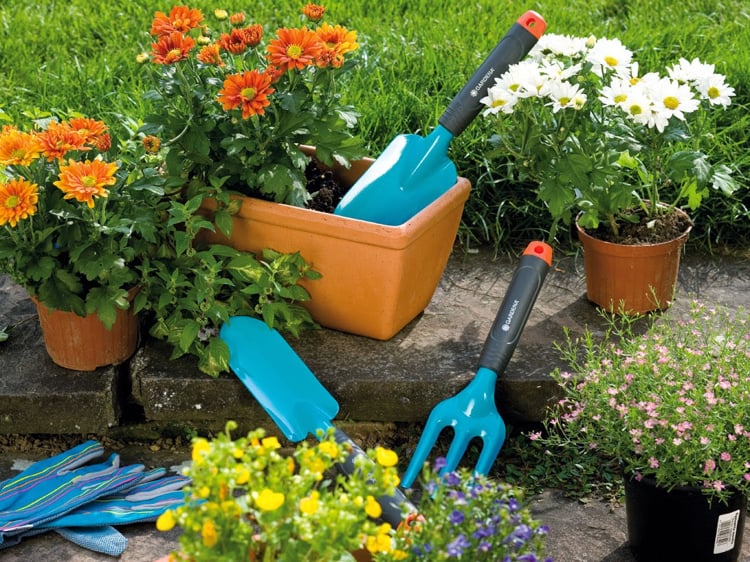 entretien du jardin –printemps-outils-jardinage-pelle-main