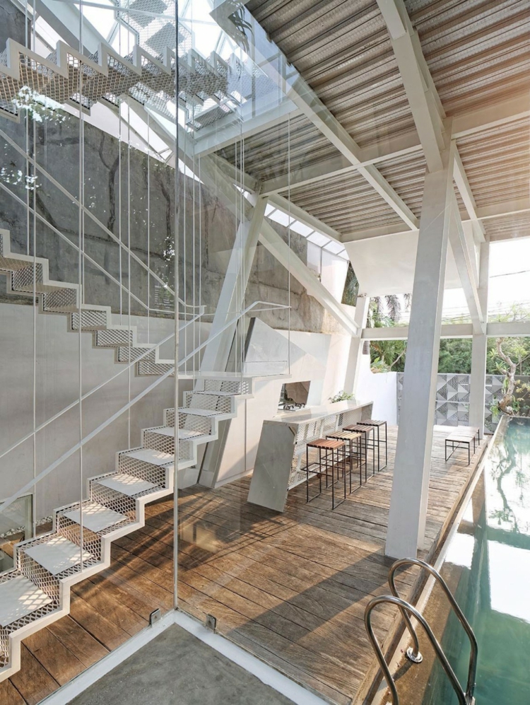 façade vitrée -escalier-droit-métal-cuisine-ouverte-parquet-bois-massif-piscine