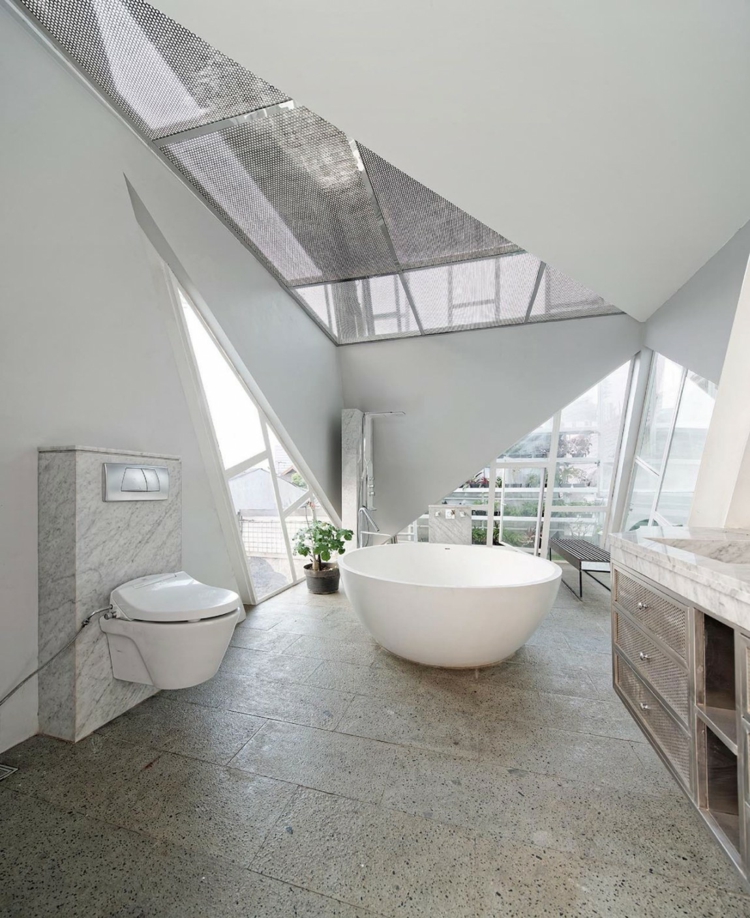 façade vitrée -salle-bains-blanche-minimaliste-dallage-gris-baignoire-ronde