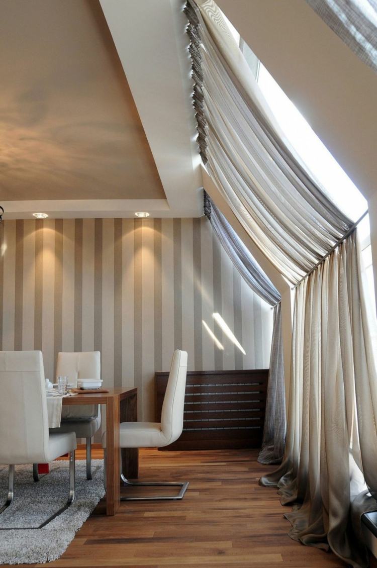  fenêtre de toit rideaux-voilages-assortis-papier-peint-salle-manger-combles