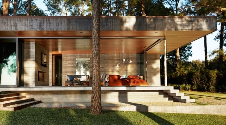 fenêtre panoramique béton-plafond-bois-mobilier-design