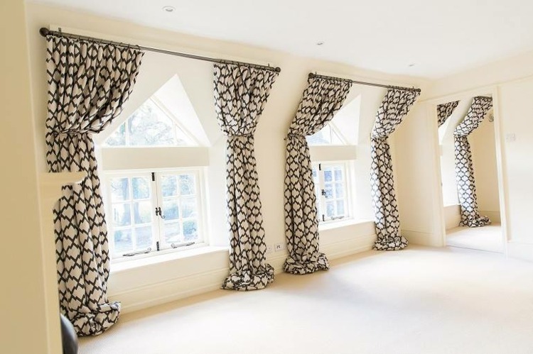 habillage fenêtre de toit sous-les-combles-rideaux-noir-blanc-motifs