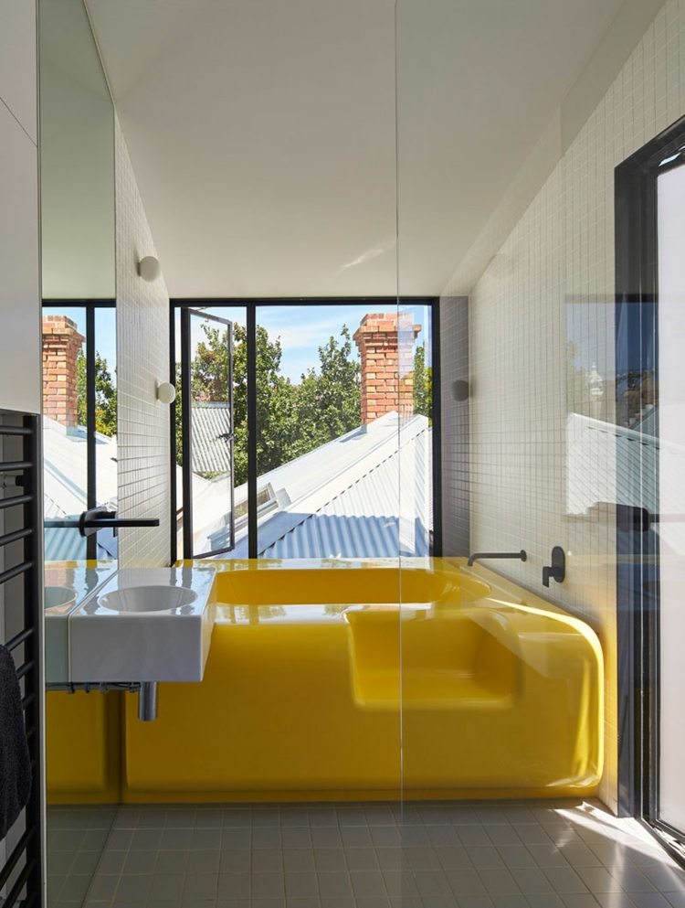 idées-déco-salle-bain-blanc-jaune-carrelage-mural-vasque-suspendue