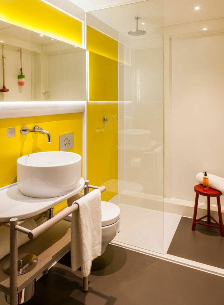 idées-déco-salle-bain-jaune-mur-vasque-cabine-douche