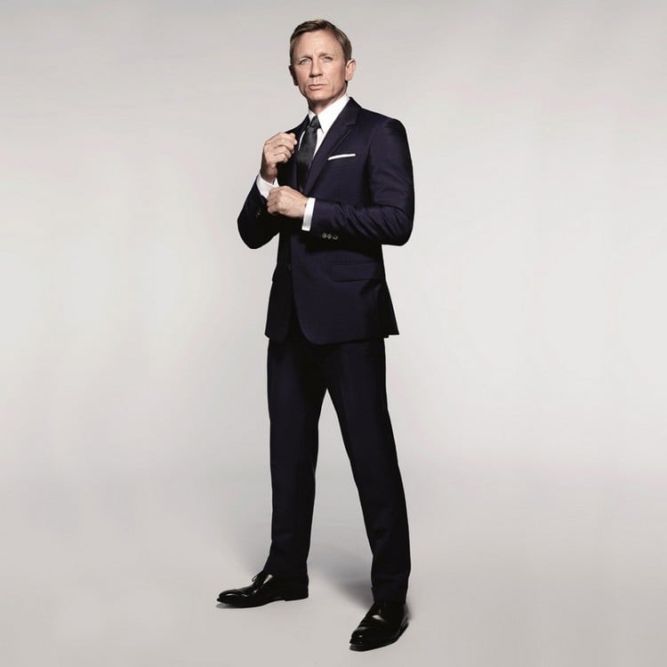 james-bond-style-costume-homme-élégant-cravate-chaussures-noires
