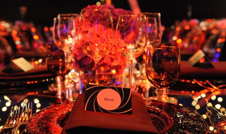 james-bond-style-déco-table-thème-007-carte-invitation-bond-verre-vin