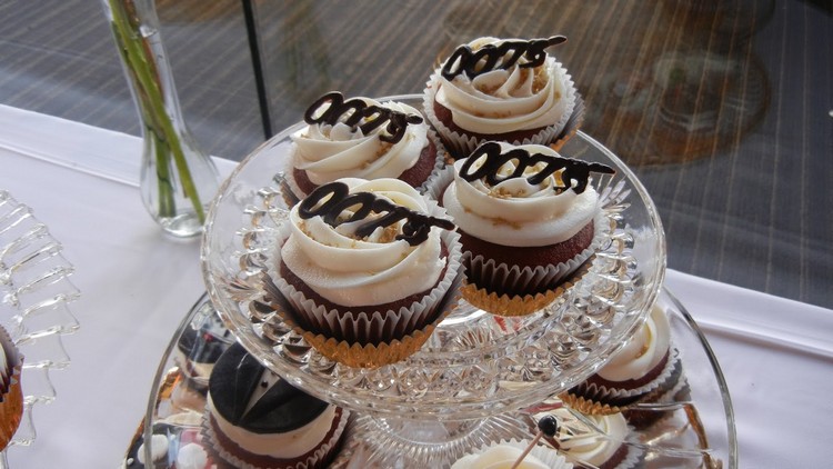 james-bond-style-gâteaux-muffins-blanc-noir-présentoir-thématique
