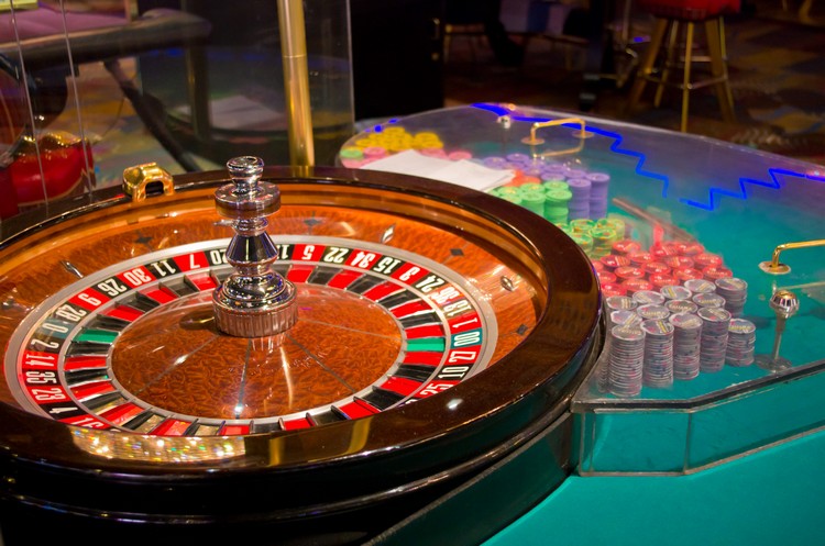 james-bond-style-pockerchips-roulette-casino-déco-originale