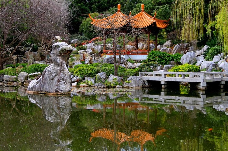 jardin-chinois-abris-bois-bassin-eau-terrasse-arbrs-pierres