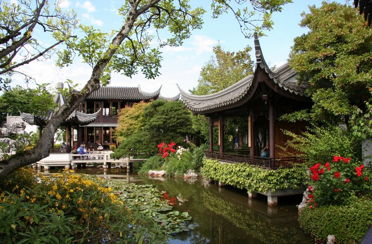 jardin-chinois-maisonnette-pavillon-bassin-eau-fleurs