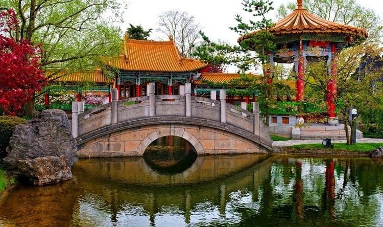 jardin-chinois-pont-pierre-abri-bassin-eau-pierres