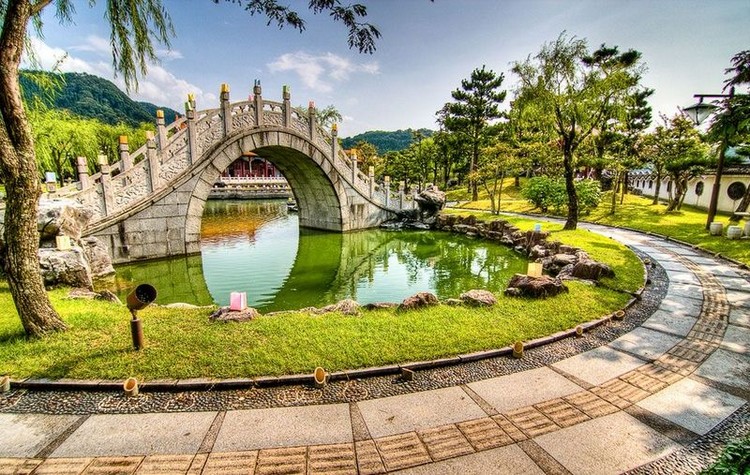jardin-chinois-pont-pierre-blonde-allée-bassins