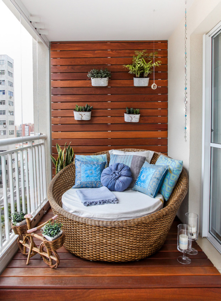 jardin vertical -balcon-jardinières-métalliques-support-mural-bois-fauteuil-rotin