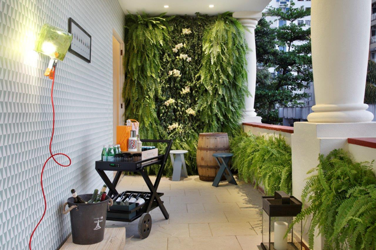 jardin vertical -balcon-mur-végétal-fougères-orchidées-idée-créative