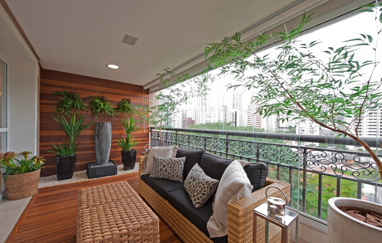 jardin vertical -balcon-vitré-succulentes-fougères-balcon-bois-composite-canapé-résine-tressée