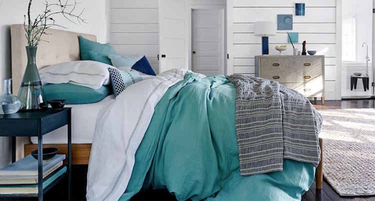 lambris-mural-bois-blanc-large-horizontal-chambre-turquoise