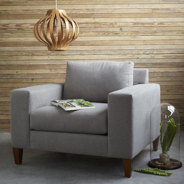 lambris mural bois brut clair-pose-horizontal-fauteuil-gris-perle